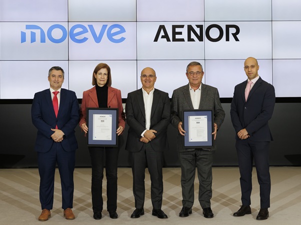 Nicolás Henríquez, director de Desarrollo de Negocio de AENOR; Milagros Fernández, responsable del área de HSE C&CE en Moeve; Carlos Barrasa, director de Commercial & Clean Energies en Moeve; Carlos de Diego, responsable de Operaciones&HSE de C&CE en Moeve; y Aitor Casado, Key Account Manager de AENOR.