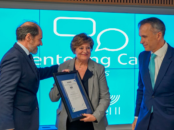 El CEO de AENOR, Rafael García Meiro, ha sido quien ha concedido el reconocimiento al consejero delegado de Canal de Isabel II, Mariano González Sáez