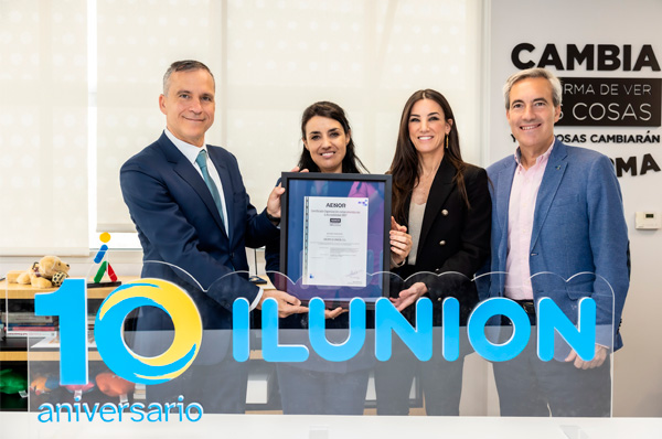 de izquierda a derecha, el CEO de AENOR, Rafael García Meiro; la directora de Ética, Sostenibilidad y Alianzas de ILUNION, Ana López de San Román; la directora de Experiencia de Cliente y de Accesibilidad, Patricia Otero; y el consejero delegado de ILUNON, Alejandro Oñoro.