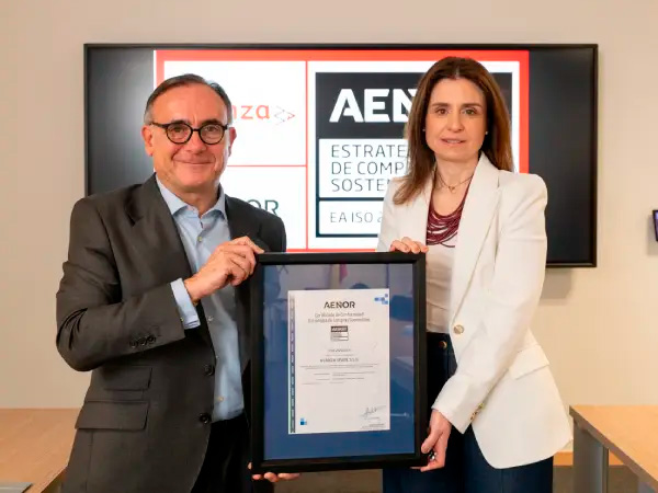 Javier Mejía, director de Marketing Estratégico y Desarrollo de Negocio de AENOR, y Eloísa Díaz, directora de Compras de Avanza.