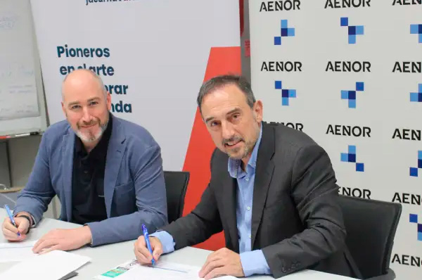 Miguel Ángel Jiménez, Gerente de JACAR, junto a Michel Lumbreras, director de AENOR en Navarra y La Rioja.