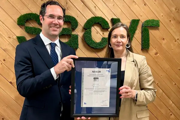 Enrique Megía, director de AENOR en Madrid, junto a Encarna Mateos, directora de Calidad, Medio Ambiente y Energía de Sacyr.